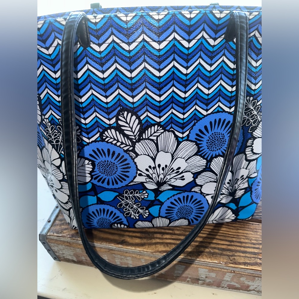 Vera Bradley  Blue Bayou Shoulder Bag in a Vibrant Blue & Black Pattern -NWOT - Picture 10 of 15